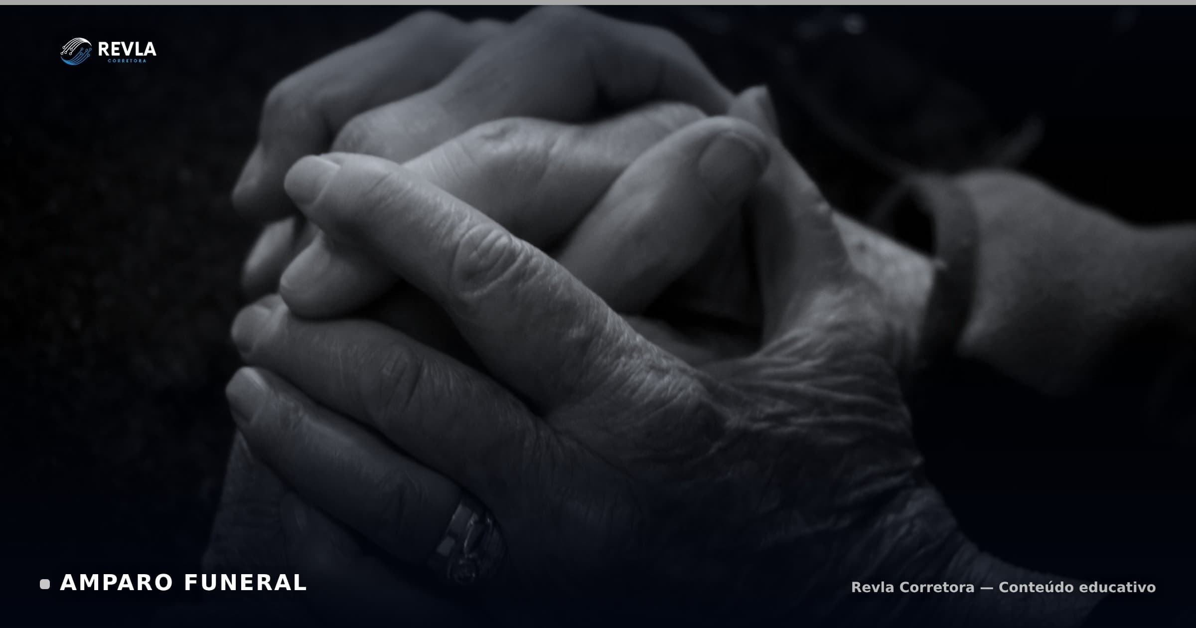 Mãos entrelaçadas de uma pessoa idosa, representando o amparo funeral sênior após os 75 anos