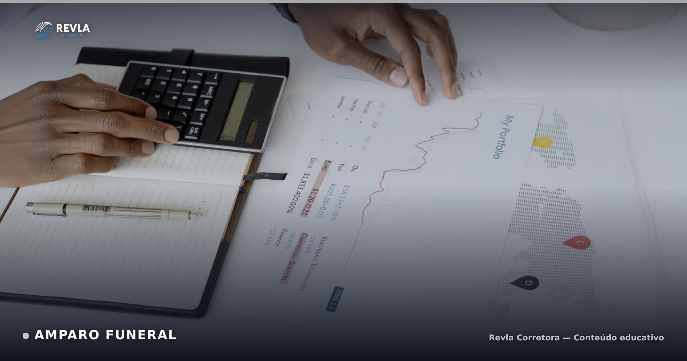 Mãos calculando custos em uma calculadora, ilustrando o planejamento financeiro do amparo funeral