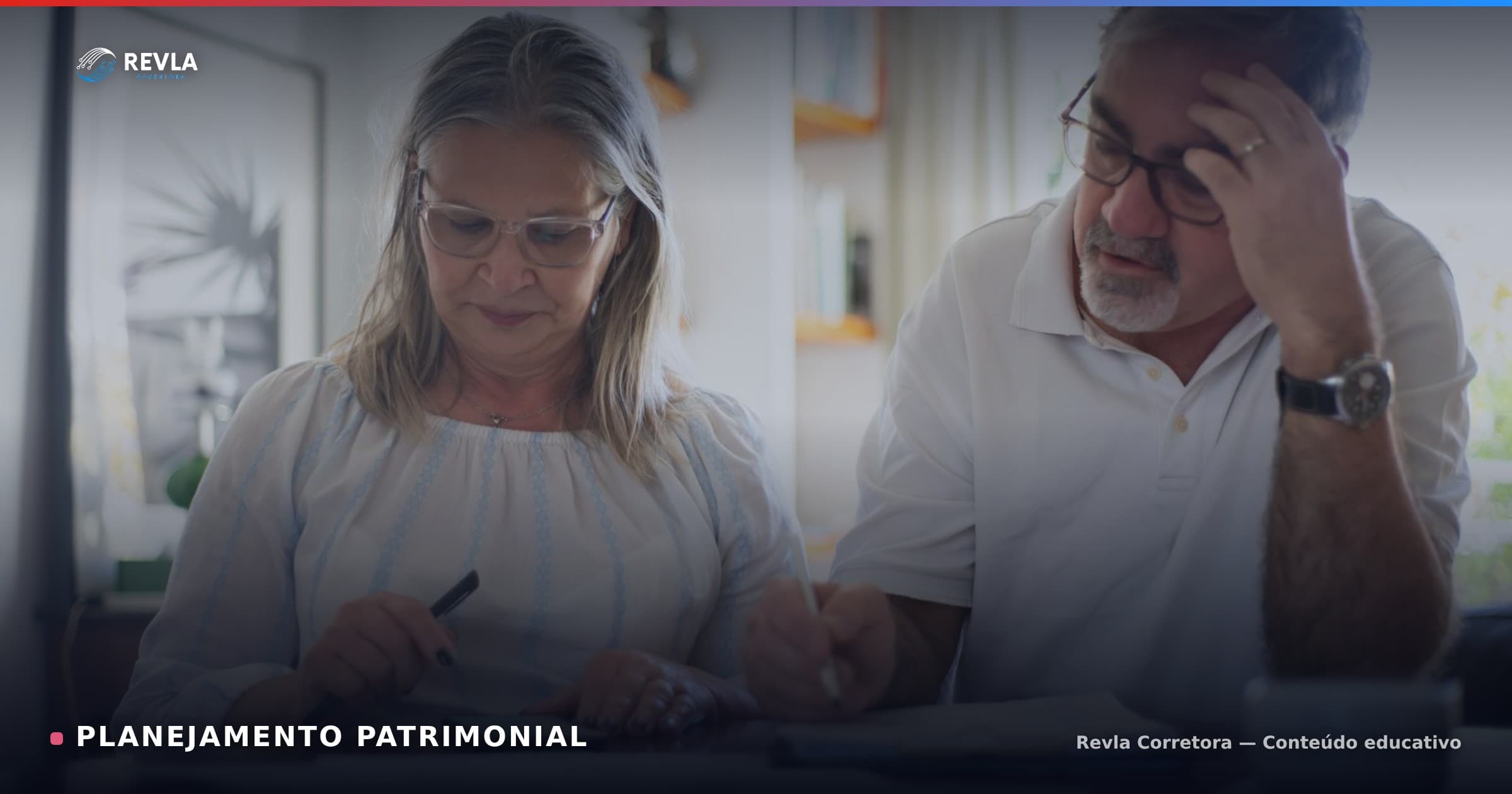 Casal analisando documentos financeiros à mesa, contexto da estratégia patrimonial com consórcio, seguro e plano de saúde