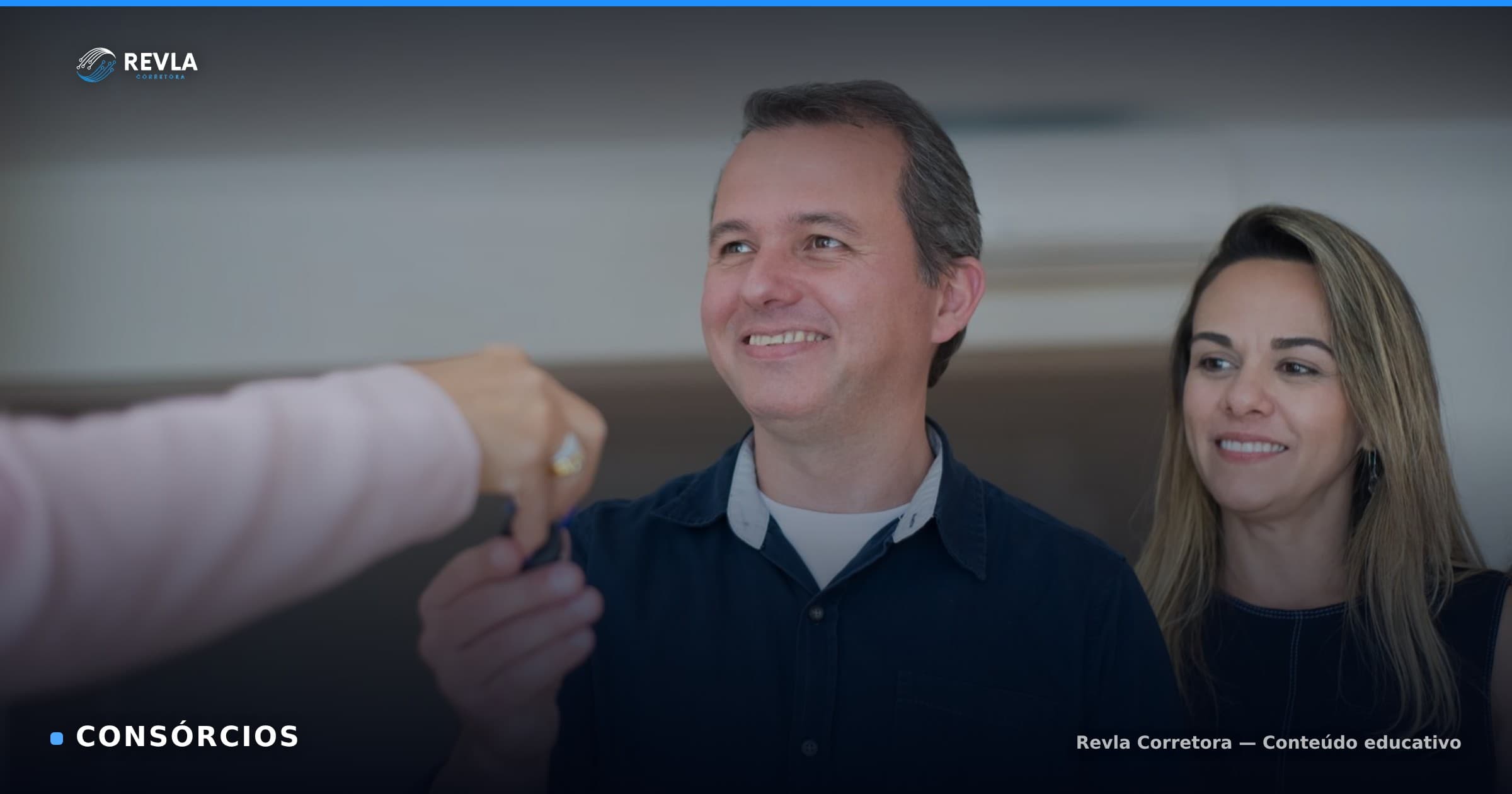 Entrega de chaves entre corretor e cliente, representando a conquista do bem pelo consórcio