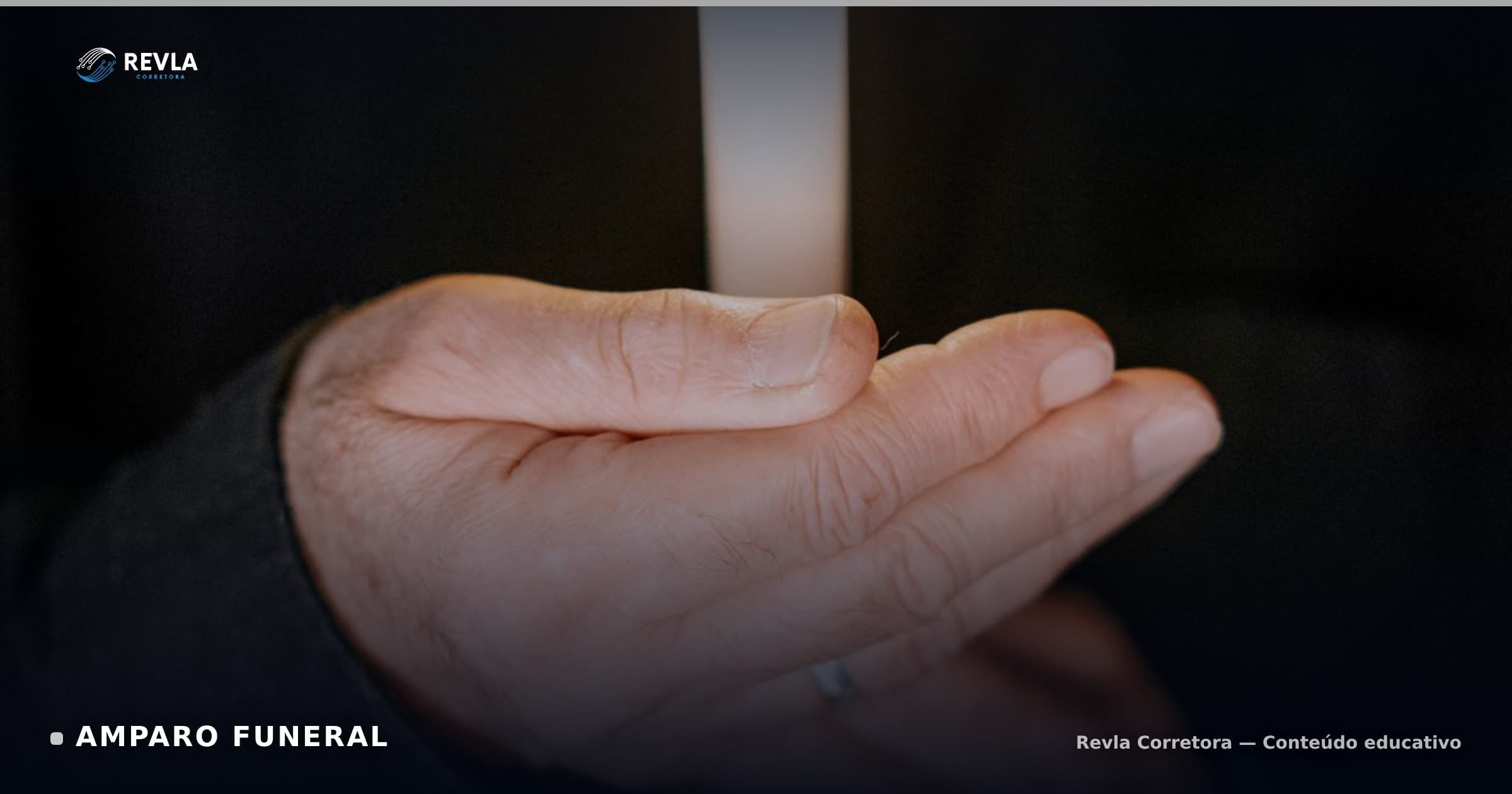 Mão segurando uma vela acesa, simbolizando o acolhimento do amparo funeral