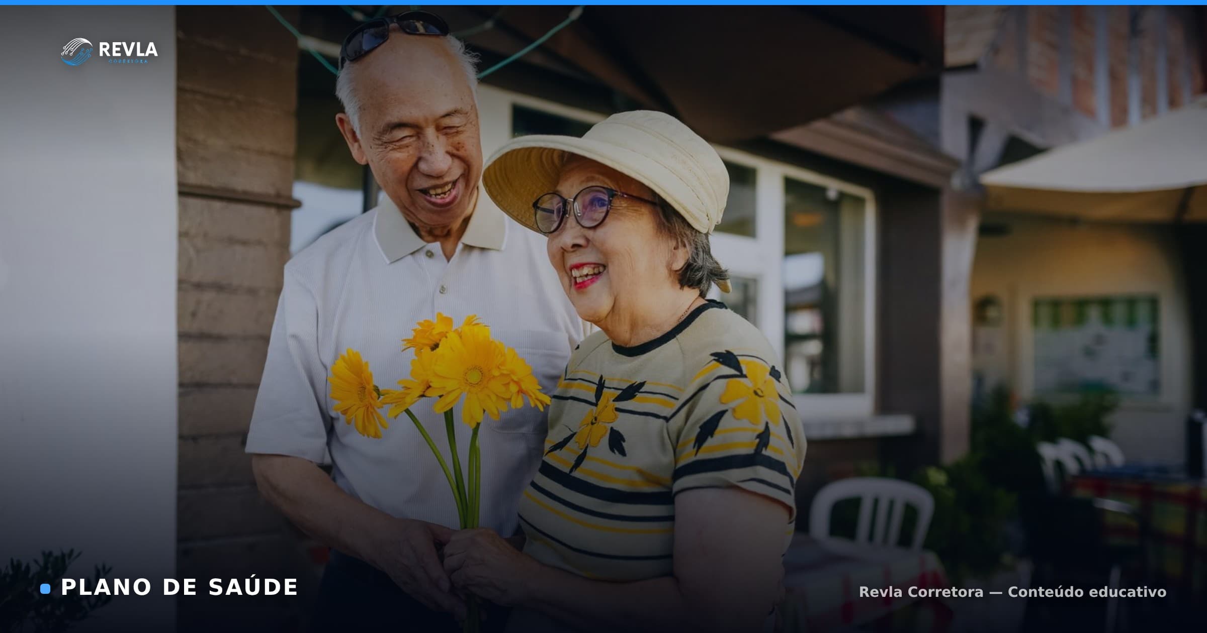 Casal de idosos sorridente segurando flores, contexto do atendimento de saúde na terceira idade