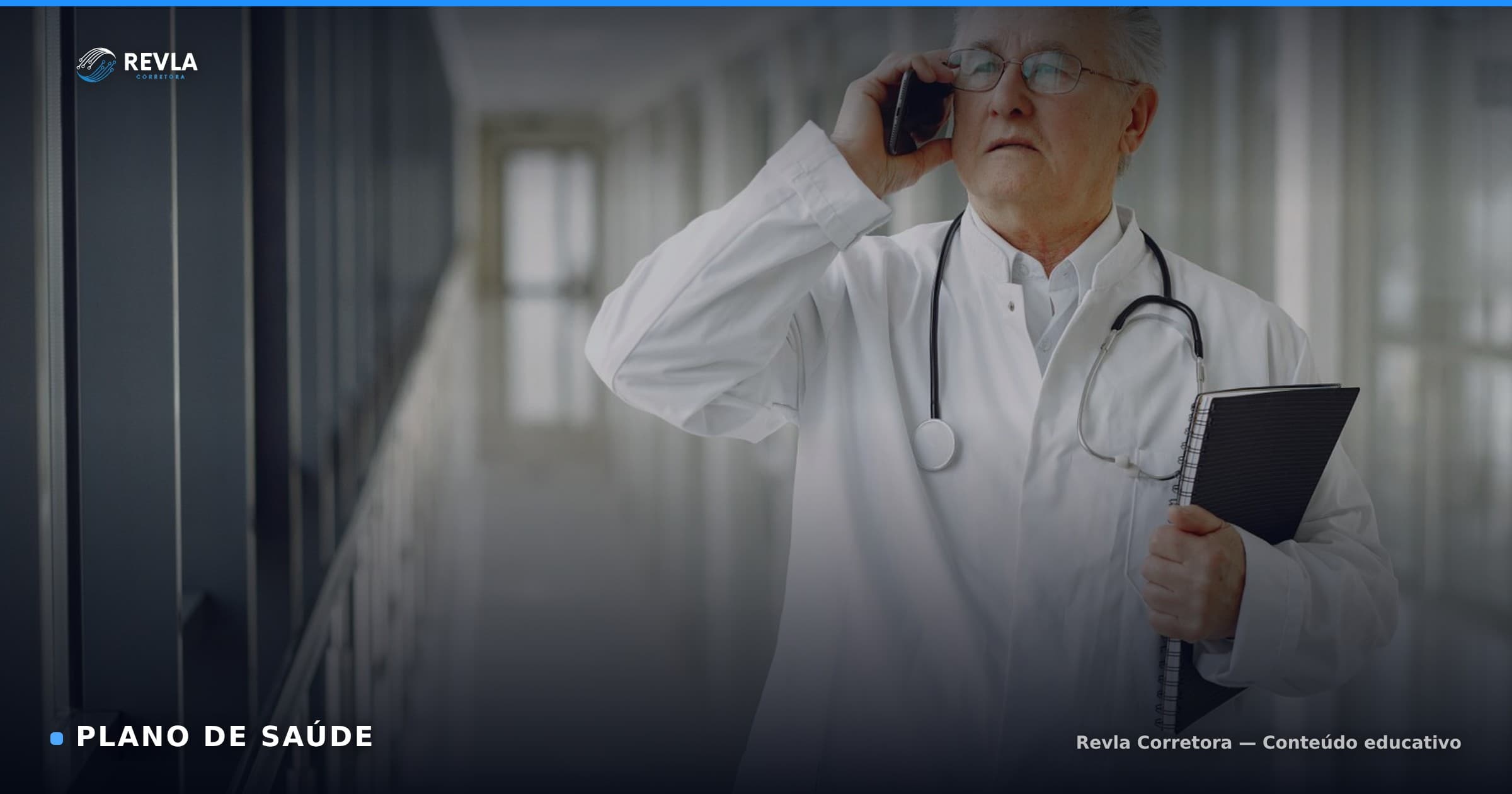 Médico em um corredor de hospital ao telefone, contexto da avaliação de planos de saúde para idosos