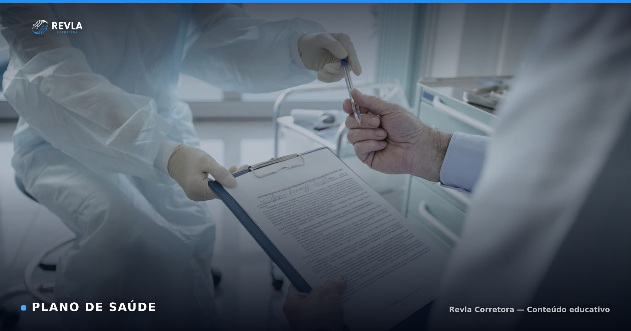 Profissional de saúde preenchendo formulário com paciente, ilustrando a portabilidade de plano de saúde