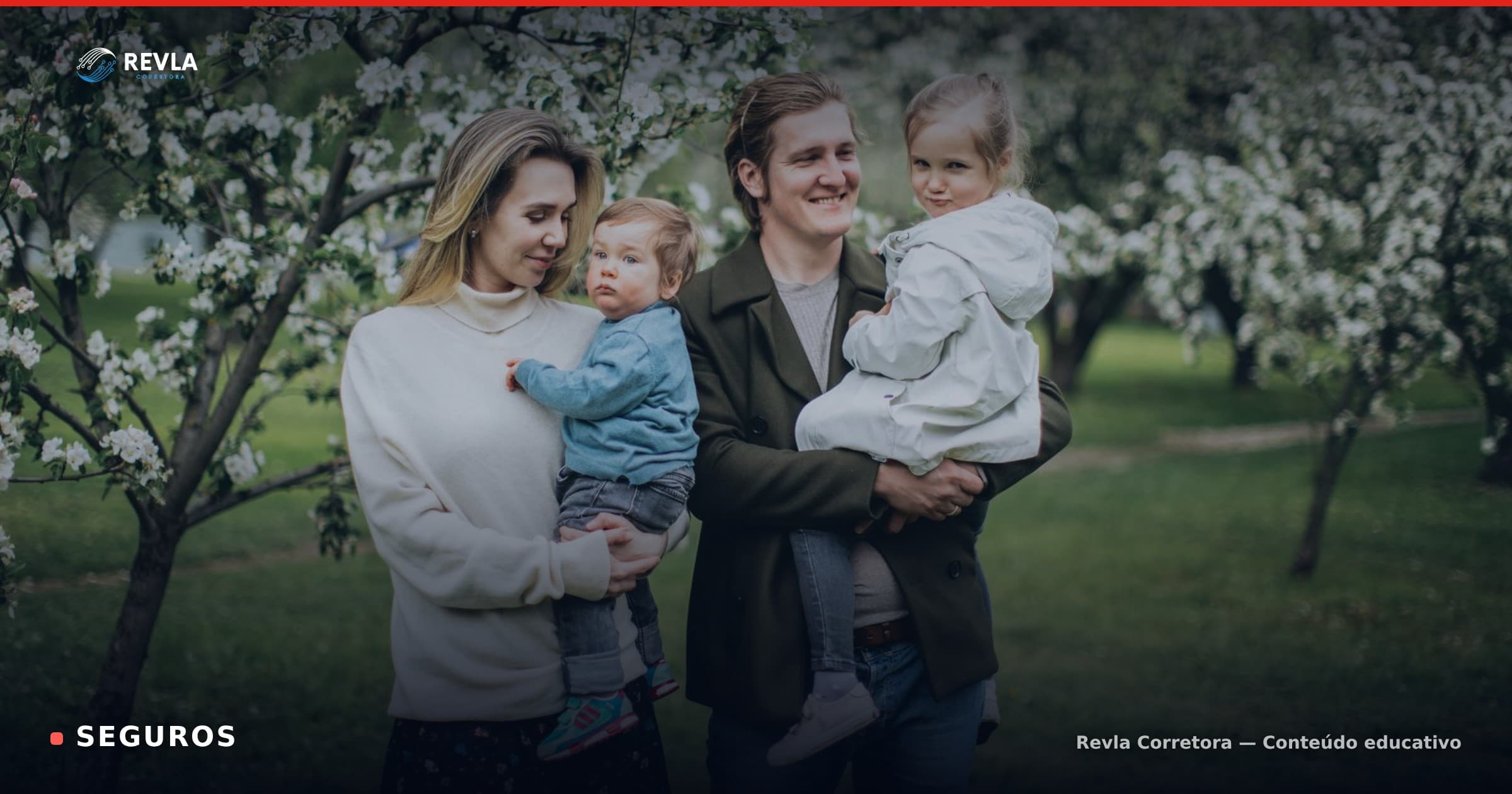 Família sorridente com duas crianças em jardim florido, símbolo da proteção do seguro de vida e do plano de saúde