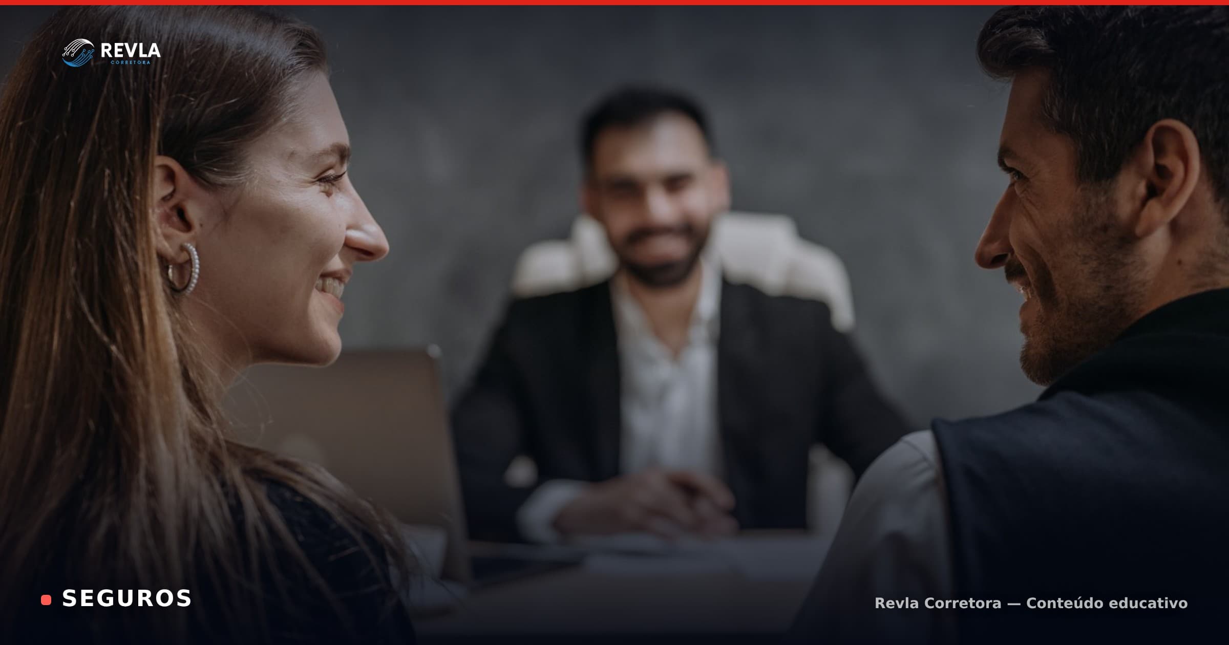 Reunião de consultoria profissional em um escritório, contexto do seguro de responsabilidade civil profissional