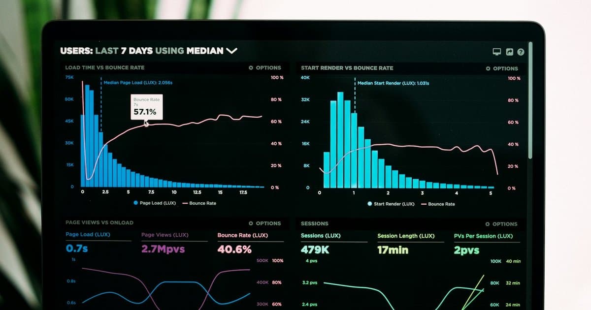 Pessoa analisando gráficos financeiros em um notebook, representando o planejamento de um consórcio de investimento