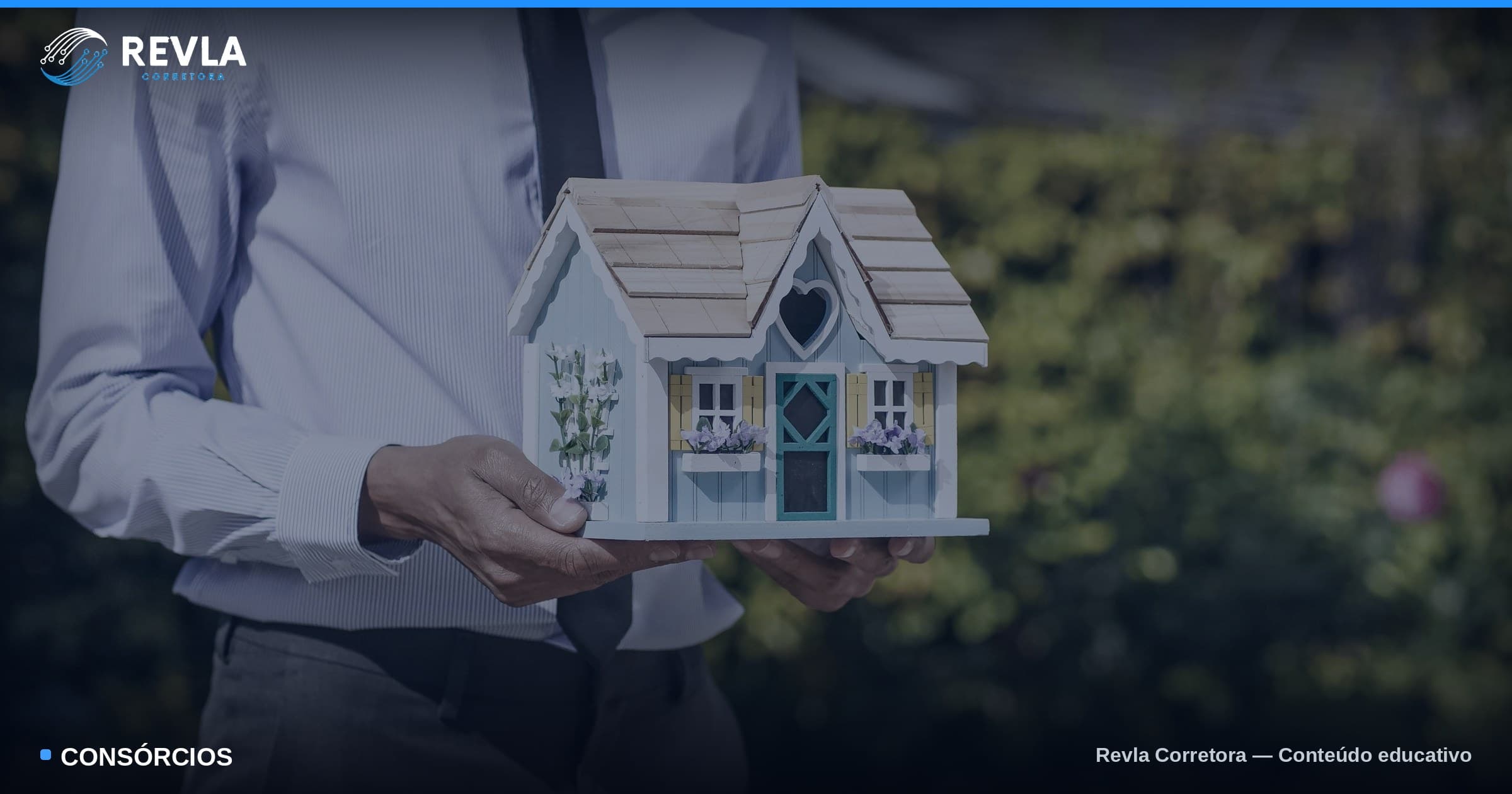 Empresário segurando nas mãos a miniatura de uma casa de madeira, simbolizando o uso do FGTS para conquistar um imóvel pelo consórcio