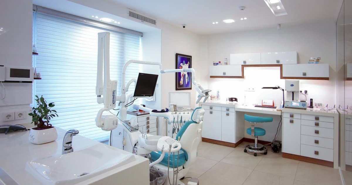 Consultório odontológico com equipamentos, representando a cobertura de um plano odontológico